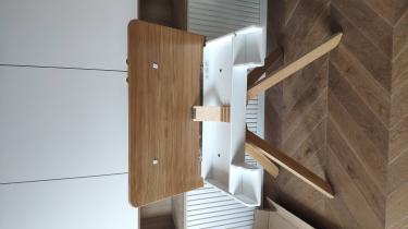 Собран деревянный стул: установлены ножки, закреплено сиденье, прикручены детали. Проверена устойчивость, завершена сборка.