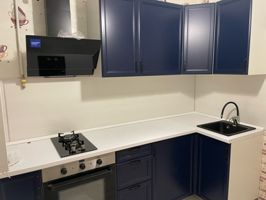 Установлены шкафы, смонтирована столешница, врезана варочная панель, подключена вытяжка, раковина с краном, собраны фасады. Все элементы аккуратно подогнаны и закреплены.