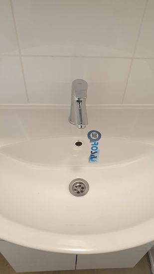 Установлен новый кран на раковину, подключены водопроводные трубы, проверена герметичность соединений, проведена регулировка напора воды, выполнена очистка рабочей зоны.