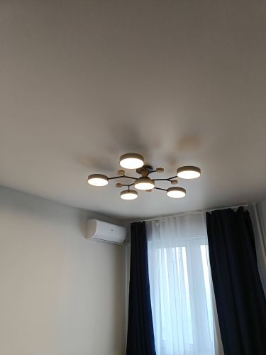 Люстра установлена на потолок, подключены провода, проверена работа освещения, закреплены крепежи, обеспечена надежная фиксация, выполнена проверка безопасности, завершена установка.