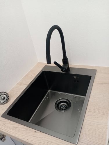 Заменена кранбукса в смесителе, обеспечив плавное функционирование и устранение протечек. Обновленный элемент гарантирует надежность и долговечность использования крана.