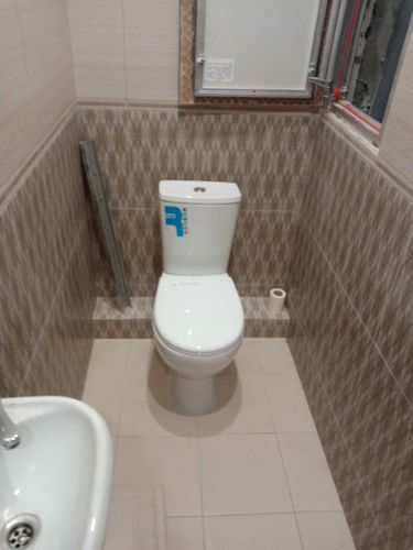 Завершена установка зеркала в ванной комнате. Закреплено надежно, ровно, без повреждений. Подобраны крепежные элементы, учтены особенности поверхности. Работа выполнена аккуратно и профессионально.