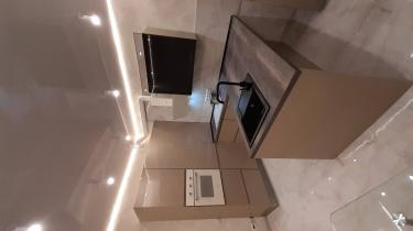 Установлены шкафы, встроена техника, смонтирована столешница, подключена мойка, закреплены фасады, проведена подсветка, выполнена отделка стен, организовано рабочее пространство.