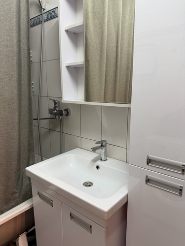 Установка комплекта: пенал + тумба +раковина + смеситель + зеркало