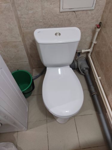 Установлено сантехническое оборудование, подключены коммуникации, проверена герметичность соединений, выполнено крепление к полу, произведена регулировка сливного механизма.