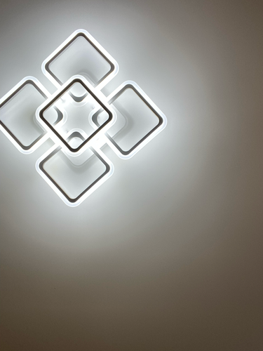 Установлено новое осветительное устройство с современным дизайном. Проведена замена проводки, подключение к сети, проверка работоспособности. Обеспечено равномерное освещение.