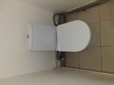 Установлено сантехническое оборудование: закреплено на полу, подключено к водопроводу и канализации, проверена герметичность соединений, выполнена регулировка сливного механизма.