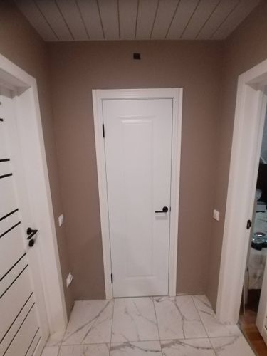 Установлен новый замок на внутреннюю дверь. Выполнены точные вырезы, закреплены ручки, проверена функциональность. Завершено аккуратно, без повреждений поверхности.