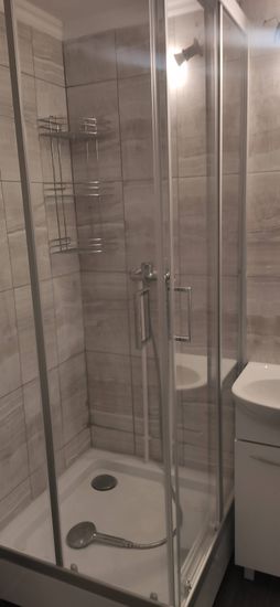 Установлены прозрачные панели, закреплены металлические профили, подключен смеситель, герметизация швов, проверена работа слива, размещены полки для аксессуаров.