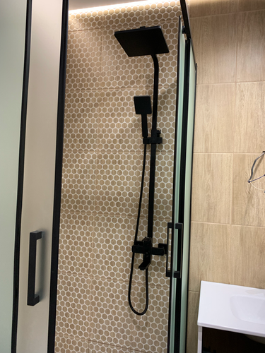 Изображение ванной комнаты после установки нового полотенцесушителя. Завершены работы по демонтажу старого устройства и монтажу современного оборудования, обеспечивающего эффективное отопление.