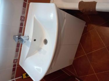 Установлен новый кран, подключены водопроводные трубы, проверена герметичность соединений, зафиксированы крепления, выполнена регулировка напора, очищено рабочее место.