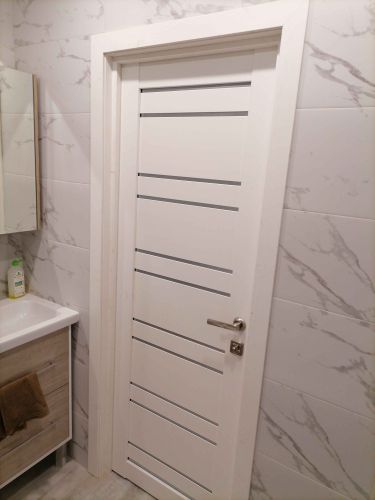 Доборы аккуратно закреплены на дверной проем, создавая завершенный вид. Все элементы подогнаны по размеру и надежно зафиксированы, обеспечивая эстетичность и долговечность конструкции.