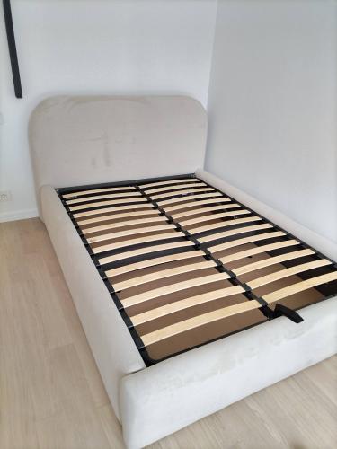 Собрана двуспальная кровать: установлены каркас, изголовье, рейки. Все детали надежно закреплены, конструкция устойчива. Работа завершена, мебель готова к использованию.