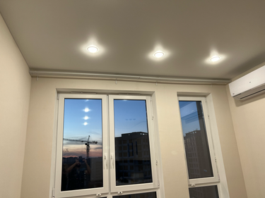 Установлены потолочные светильники, смонтирован кондиционер, закреплен карниз для штор, выполнена отделка стен и потолка, установлены пластиковые окна.