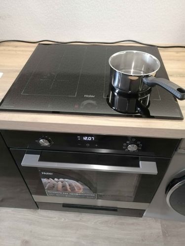 Установлена варочная панель, подключены провода к электросети, проверена работоспособность, закреплено устройство на поверхности, обеспечена безопасность эксплуатации.