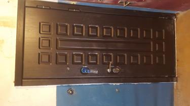 Установлена металлическая дверь, закреплены петли, врезан замок, отрегулирована коробка, проверена герметичность, установлены наличники, произведена финальная проверка работы.