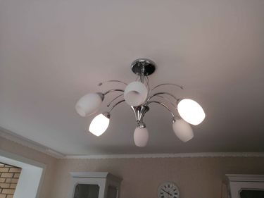 На стене закреплена конструкция для штор, обеспечивающая надежную фиксацию. Работа выполнена аккуратно, с использованием качественных материалов, обеспечивающих долговечность и устойчивость.