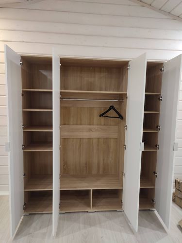 Собран шкаф с распашными дверцами, установлены полки и штанга для одежды. Все элементы аккуратно закреплены, обеспечивая надежность и функциональность конструкции.