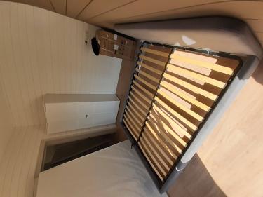 Изготовлена и установлена мебель: шкаф для одежды, полки для хранения, крючки для верхней одежды, скамья для обуви, зеркало. Все элементы закреплены, проверены на устойчивость.