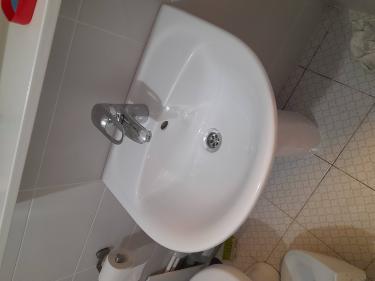 Установлена новая раковина с тумбой, подключены водопроводные трубы и слив, закреплены смеситель и сифон, проверена герметичность соединений, проведена уборка рабочего места.