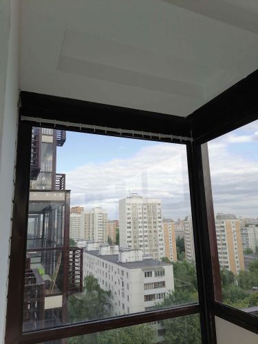 На стене закреплена конструкция для штор. Работа завершена: карниз надежно установлен, выровнен по уровню, крепления зафиксированы, обеспечена прочность и устойчивость.