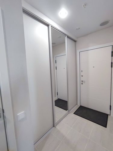 Установлена полка: выполнено крепление к стене, выровнена по уровню, закреплены кронштейны, обеспечена надежность конструкции, проверена устойчивость, завершены монтажные работы.