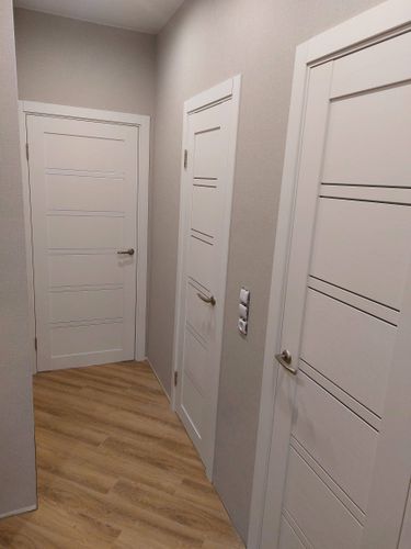 Установлена новая створка, закреплены петли, врезана ручка, отрегулированы замки, проверена плавность открывания, завершена отделка проема, проведена финальная проверка.