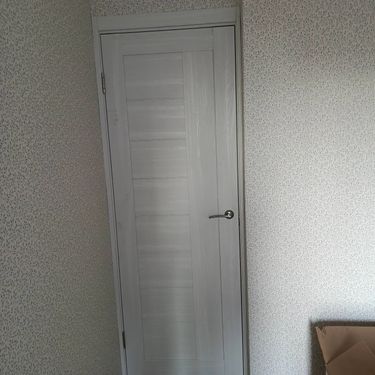 Установлен замок в деревянную дверь: выполнено сверление, вырезано углубление, закреплены детали, проверена работа механизма. Дверь закрывается плавно, ручка функционирует исправно.