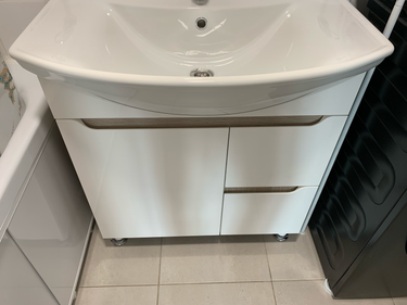 Установлена новая раковина, подключены водопроводные трубы и слив, герметично закреплена, проверена на утечки. Проведены финальные тесты, обеспечена функциональность и надежность.