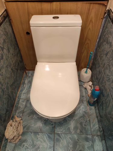 Установлено сантехническое оборудование: подключены коммуникации, закреплён бачок, проверена герметичность, проведена очистка рабочей зоны, обеспечена функциональность.