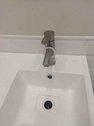 Установлен смеситель, подключен слив, закреплена раковина, проверена герметичность соединений, проведено тестирование водоснабжения, обеспечена устойчивость конструкции.