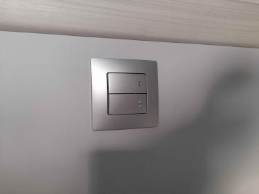 Установлено новое устройство для управления освещением. Проведены работы по демонтажу старого элемента и монтажу современного, безопасного аналога. Обеспечена надежная фиксация и подключение.