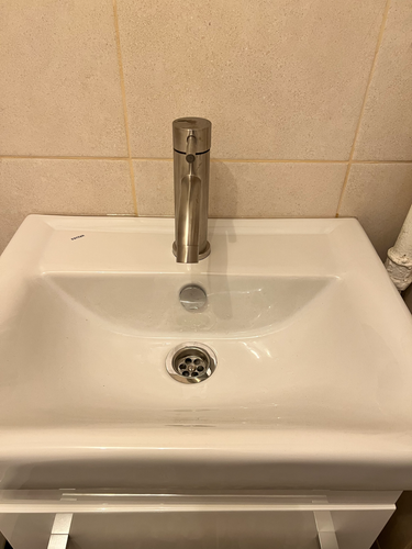 Установлена новая раковина, подключены водопроводные трубы, смеситель закреплён, проверена герметичность соединений, сливной механизм функционирует, поверхность очищена.