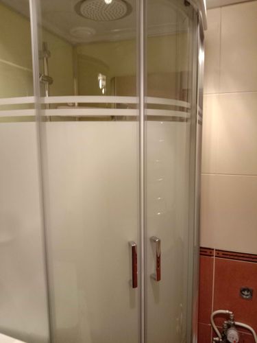 Установлена современная душевая кабина с прозрачными дверцами, заменены коммуникации, проведена герметизация стыков, обновлены плиточные поверхности, подключены водопровод и слив.