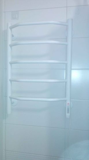 Установлен электрический полотенцесушитель на стену, подключен к сети, проверена работоспособность, закреплены крепления, обеспечена безопасность эксплуатации, завершены монтажные работы.