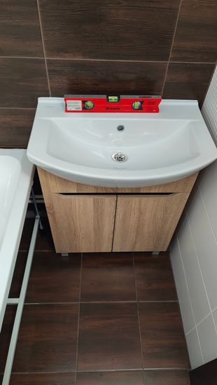 Установлена раковина с тумбой, подключены водопроводные трубы, проверена герметичность соединений, выровнена поверхность, закреплены все элементы, проведено тестирование на утечки.