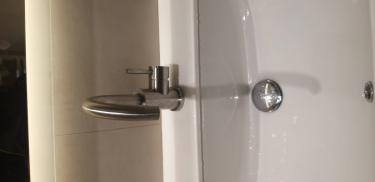 Проведена работа по нанесению герметика на стыки вокруг раковины, обеспечивая защиту от протечек и плесени. Поверхность очищена, швы аккуратно заполнены, обеспечивая долговечность.