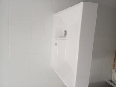 Установлена новая сантехника, произведено подключение к водопроводу, герметизация швов, проверена работоспособность системы, обеспечена надежная фиксация на стене, завершена отделка.