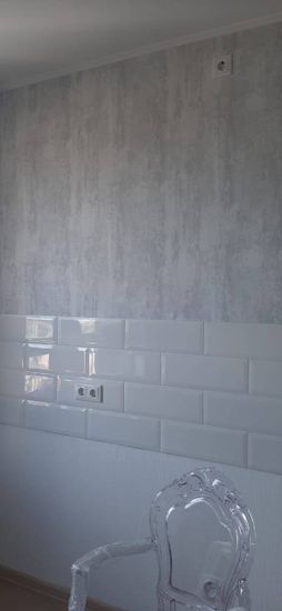 Сняты старые покрытия, очищены поверхности, подготовлены стены для дальнейших работ. Обновлённый вид без остатков, гладкая основа для нового декора.