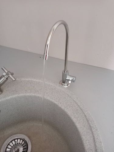 Установка проточного фильтра под мойку