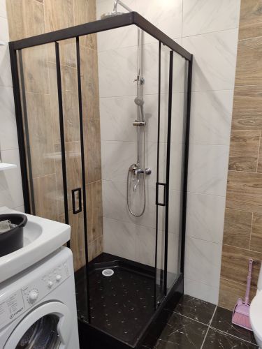 Установлена новая душевая кабина с прозрачными дверями и современным смесителем. Обновлены стены, уложена плитка, подключен слив, обеспечена герметичность. Завершено оформление.