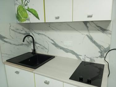 Проведена установка потолочного покрытия из ПВХ, обеспечивающая ровную и аккуратную поверхность. Завершены работы по монтажу, включая крепление панелей и финишную отделку.