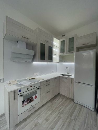 Выполнена установка гладкой столешницы, идеально вписанной в кухонное пространство. Поверхность ровная, без зазоров, с аккуратными стыками. Углы обработаны, раковина встроена.