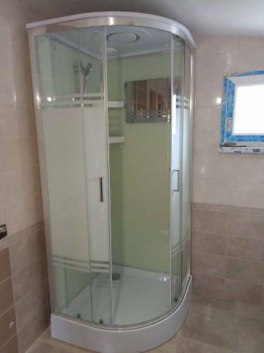 Установлена современная душевая конструкция с функцией гидромассажа. Подключены все коммуникации, герметично закреплены панели, проверена работа системы, обеспечена надежная эксплуатация.