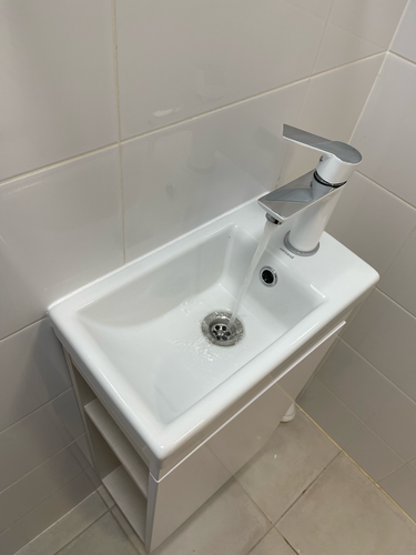 Установлено зеркало в ванной комнате, закреплено на стене с использованием крепежных элементов, обеспечена надежная фиксация и выровнено по уровню для эстетичного вида.