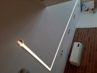 Установлено освещение: светодиодная лента в потолке, вмонтированы точечные светильники. Подключен кондиционер, обеспечена надежная работа всех устройств.