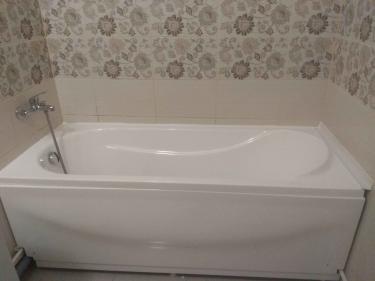 Установлена новая ванна, подключены водопроводные трубы, герметично зафиксированы швы, проверена система слива, отрегулированы краны, проведена отделка плиткой вокруг, обеспечена надежная изоляция.