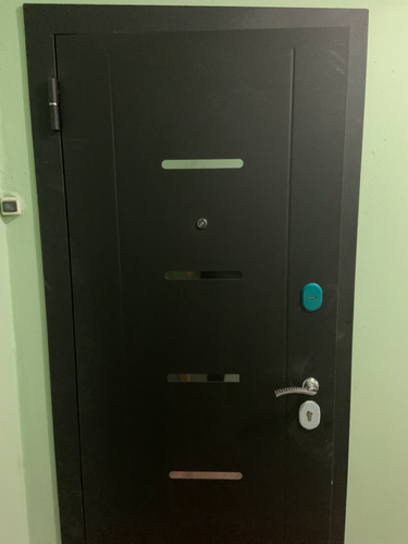 Установлена новая металлическая дверь, закреплены петли, врезан замок, отрегулирована фурнитура, проверена работоспособность, обеспечена надежная изоляция, завершена отделка проема.