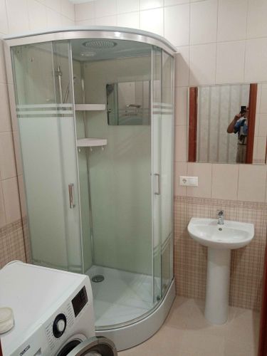 Ванная комната: завершена установка зеркала на стену. Закреплено надежно, ровно, без видимых дефектов. Обеспечен эстетичный вид, гармонирующий с интерьером.