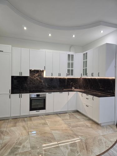 Установлена новая столешница из ДСП, выполнены точные замеры, произведена подгонка, закрепление на шкафах, обработаны стыки герметиком для защиты от влаги, проверена устойчивость.